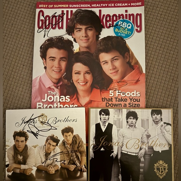 Signed Jonas Brothers memorabilia - Picture 1 of 13